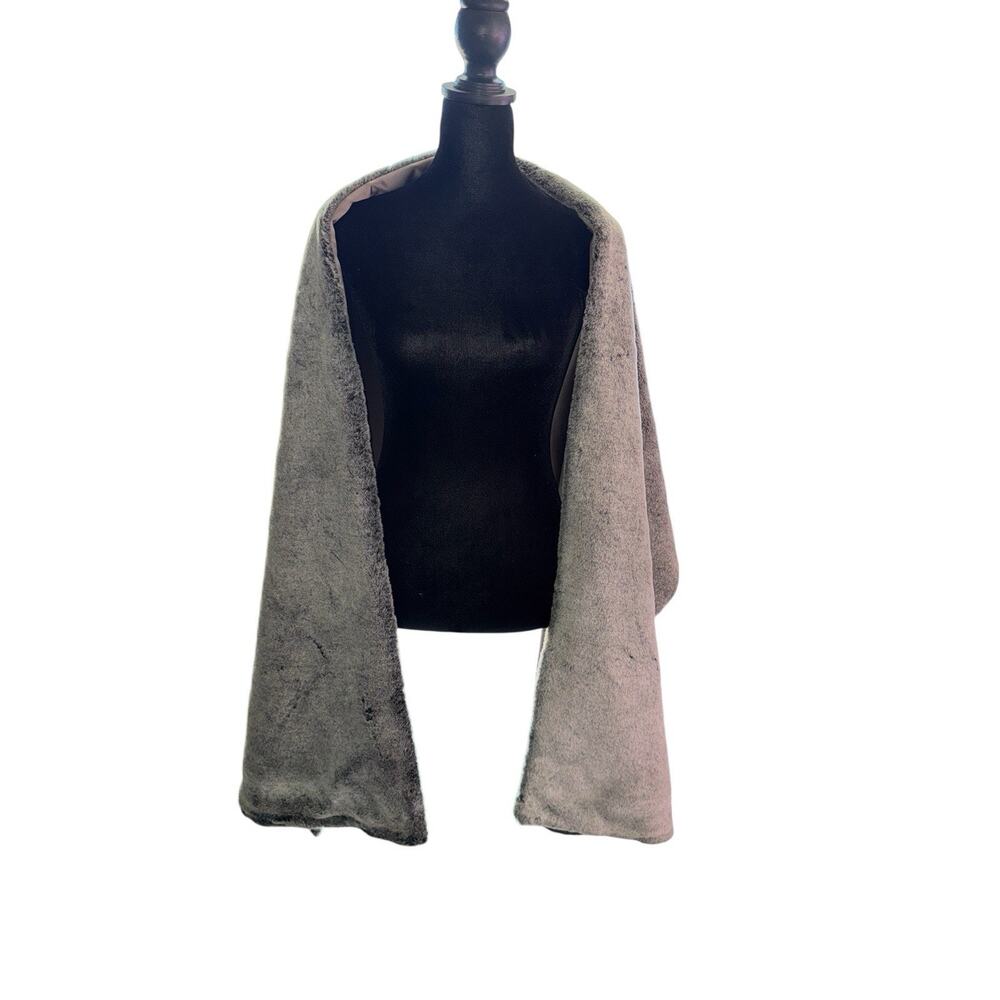 Donna Morgan‎ Silver Faux Fur Wrap Stole Shawl Formal O/S NWT Evening Holiday